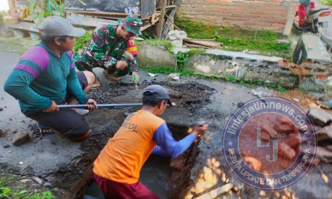 Gotong Royong Warga Jetis, Babinsa Perbaiki Saluran Irigasi untuk Jaga Kelancaran Pengairan Sawah