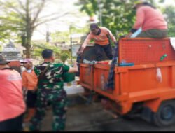 Dukung Program Pemkot Surakarta, Babinsa Kestalan Turun Langsung Bantu Pilah Sampah Bersama Tim Saberling
