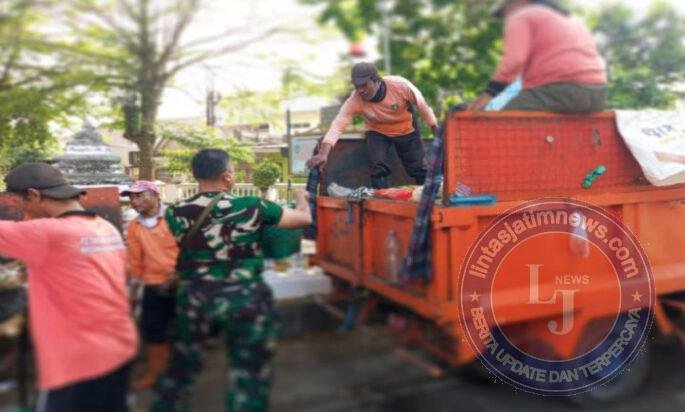 Dukung Program Pemkot Surakarta, Babinsa Kestalan Turun Langsung Bantu Pilah Sampah Bersama Tim Saberling