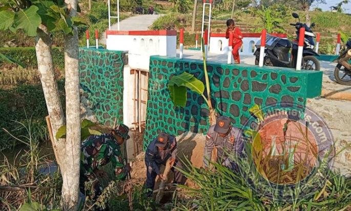 Jembatan Garuda Desa Gendol Kini Bisa Dilalui, Babinsa Sine dan Linmas Kerja Bakti Pastikan Akses Aman