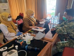 Sinergi TNI dan Nakes, Babinsa Pucangsawit Dampingi Program Skrining Gratis ACF TBC untuk Warga