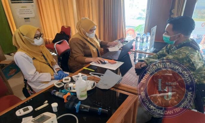 Sinergi TNI dan Nakes, Babinsa Pucangsawit Dampingi Program Skrining Gratis ACF TBC untuk Warga
