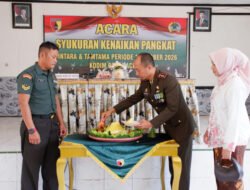 Acara Syukuran Kenaikan Pangkat, Dandim dan Ketua Persit KCK Cab. XV Dim 0801/Pacitan Beri Jam Komandan