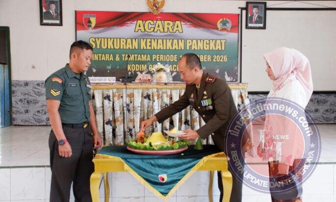 Acara Syukuran Kenaikan Pangkat, Dandim dan Ketua Persit KCK Cab. XV Dim 0801/Pacitan Beri Jam Komandan