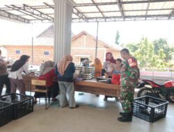Sukseskan Program Pemerintah, Babinsa Kodim Ponorogo Pendampingan Pendistribusian MBG di Desa Binaan