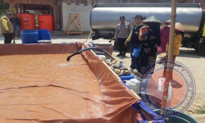 Babinsa Bringin Kawal Distribusi Air Bersih untuk Warga Kenongorejo yang Dilanda Kekeringan