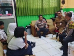 Polisi Pendamping Kelas Pantau Kehadiran Siswa SMPN 261 Muara Angke, Pastikan Kegiatan Belajar Berjalan Aman