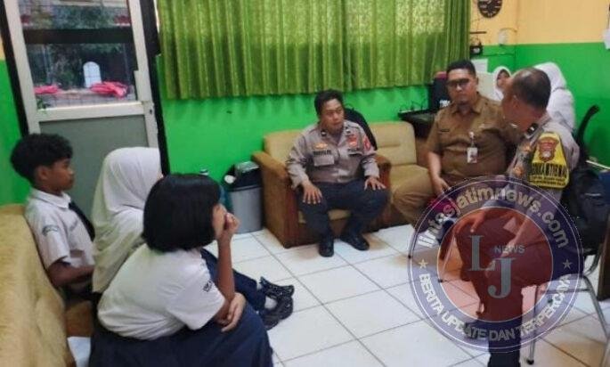 Polisi Pendamping Kelas Pantau Kehadiran Siswa SMPN 261 Muara Angke, Pastikan Kegiatan Belajar Berjalan Aman