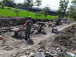 Dorong Angkong, Babinsa Kalijambe Tunjukkan Gotong Royong Nyata Bersama Warga