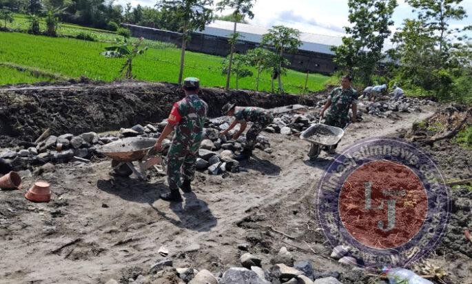 Dorong Angkong, Babinsa Kalijambe Tunjukkan Gotong Royong Nyata Bersama Warga