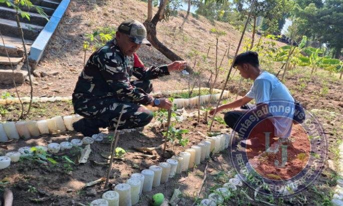 Dukung Swasembada Pangan, Babinsa Danukusuman Dampingi Petani Panen Padi dan Rawat Kebun Cabai di Tanggul