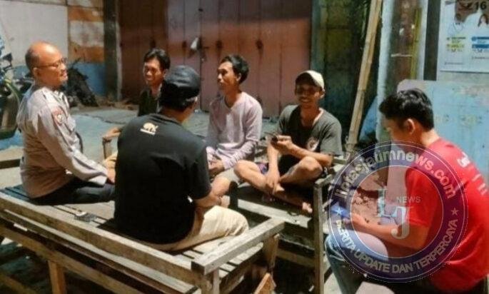 Bhabinkamtibmas Sambangi Masyarakat Pelabuhan Kalibaru, Imbau Waspada Kamtibmas dan Bahaya Kebakaran