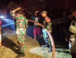 Gerak Cepat, Babinsa Pangkur Bersama Bhabinkamtibmas Bantu Padamkan Kebakaran Rumah Warga