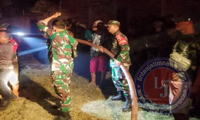 Gerak Cepat, Babinsa Pangkur Bersama Bhabinkamtibmas Bantu Padamkan Kebakaran Rumah Warga