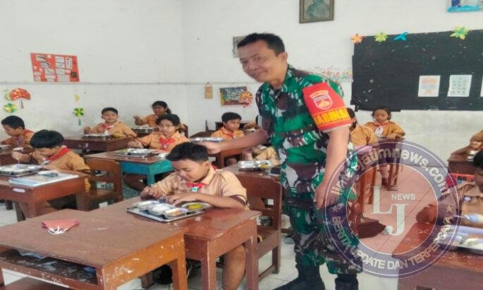 Pastikan Tepat Sasaran, Babinsa Purwodiningratan Dampingi Pendistribusian Makan Bergizi Gratis di SDN Purwodiningratan