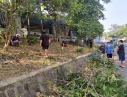 Sinergi TNI dan Warga, Babinsa Manahan Bersama Petugas Kebersihan Gotong Royong Ciptakan Lingkungan Bersih, Aman dan Nyaman