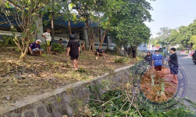 Sinergi TNI dan Warga, Babinsa Manahan Bersama Petugas Kebersihan Gotong Royong Ciptakan Lingkungan Bersih, Aman dan Nyaman