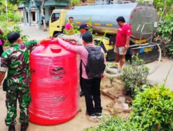 Hadapi Kekeringan, TNI-Polri Salurkan 8.000 Liter Air ke Pogalan