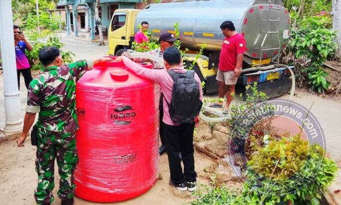 Hadapi Kekeringan, TNI-Polri Salurkan 8.000 Liter Air ke Pogalan