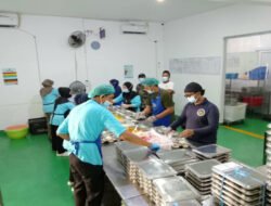 Pastikan Higienis dan Sesuai Standar BGN, Babinsa Nusukan Cek Langsung Proses Pengepakan Menu MBG
