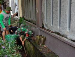 Wujudkan Lingkungan Bersih dan Asri, Babinsa Joglo Bersama Warga Gotong Royong Bersihkan Saluran Air