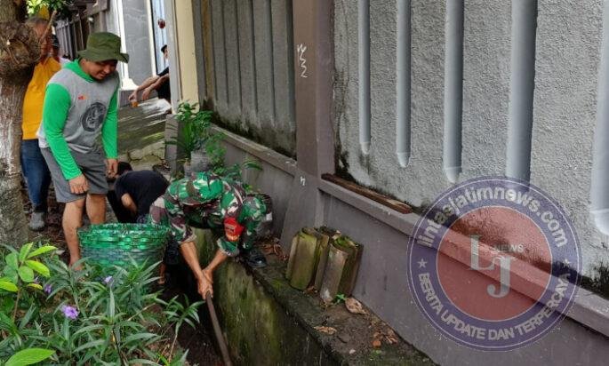 Wujudkan Lingkungan Bersih dan Asri, Babinsa Joglo Bersama Warga Gotong Royong Bersihkan Saluran Air