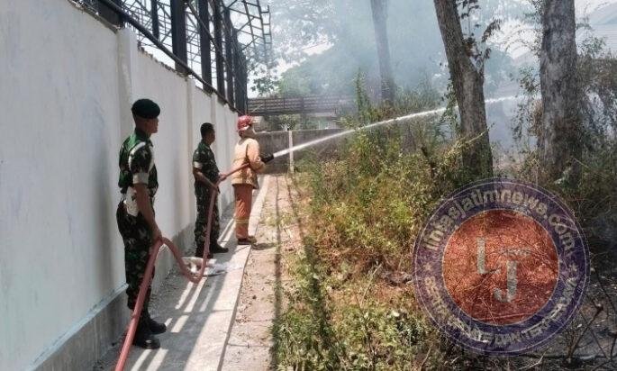 Kebakaran Mengancam Lahan Kosong Nambangan Lor, Petugas Bergerak Cepat