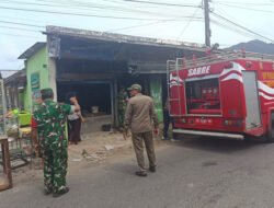 TNI-Polri dan Damkar Sigap Tangani Kebakaran Toko dan Sekolah di Trenggalek
