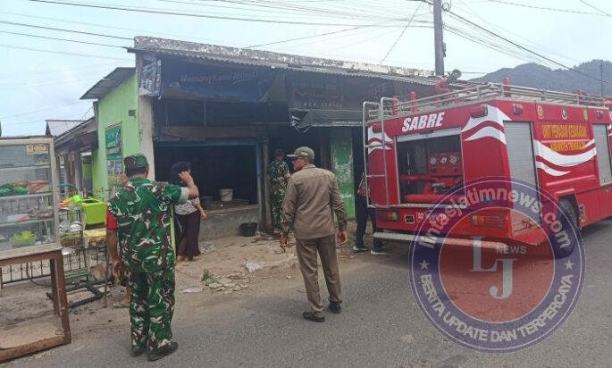 TNI-Polri dan Damkar Sigap Tangani Kebakaran Toko dan Sekolah di Trenggalek