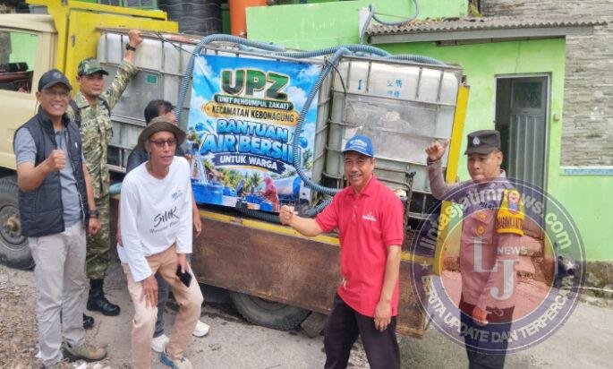 Atasi Kekeringan, Babinsa Kebonagung Dampingi Penyaluran Bantuan Air Bersih untuk Ponpes Nurudh Dholam