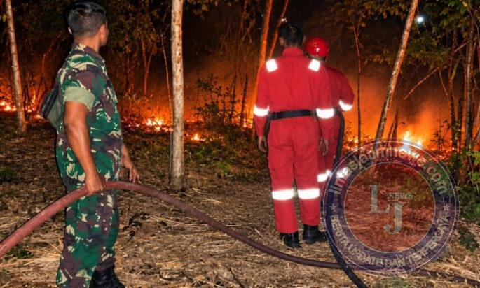 TNI dan Damkar Bergerak Cepat Padamkan Kebakaran di Mruwak