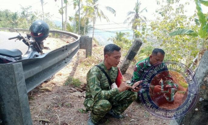 Padamkan Karhutla di Ngadirojo, Seorang Warga Terperosok ke Jurang, Babinsa Evakuasi Korban
