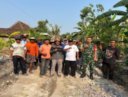 Banbinsa Koramil Paron Bersama Warga Gotong Royong Bangun Jalan dan Paving di Desa Jambangan