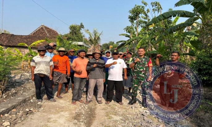 Banbinsa Koramil Paron Bersama Warga Gotong Royong Bangun Jalan dan Paving di Desa Jambangan