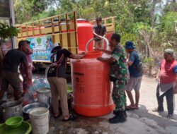 Hadapi Kekeringan, TNI Salurkan 6.000 Liter Air Bersih di Trenggalek