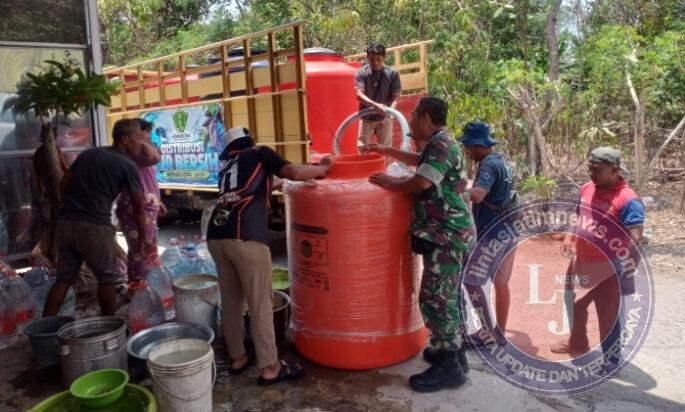 Hadapi Kekeringan, TNI Salurkan 6.000 Liter Air Bersih di Trenggalek