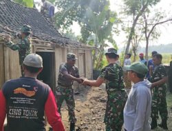 Wujud Kepedulian Warga Lansia, Babinsa Karangjati Gotong-royong Perbaiki Rumah Ibu Kasiyem
