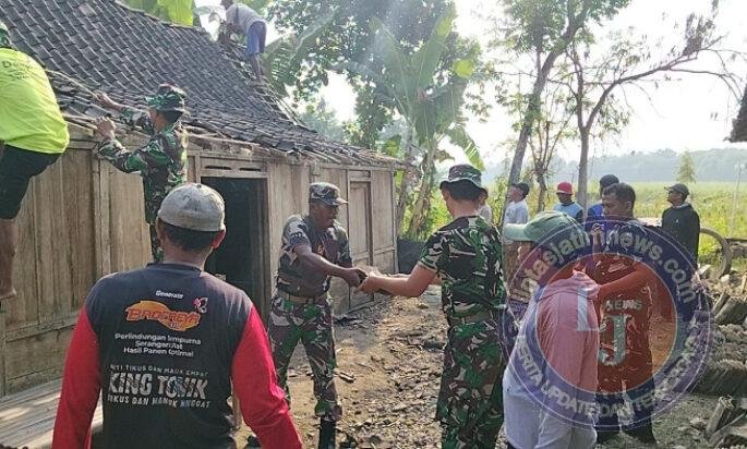Wujud Kepedulian Warga Lansia, Babinsa Karangjati Gotong-royong Perbaiki Rumah Ibu Kasiyem