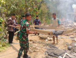 TNI, Polri dan Warga Bersinergi Padamkan Kebakaran Rumah di Trenggalek
