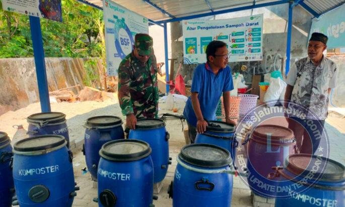 Babinsa Joyotakan Dampingi Pokmas Joyo Gumregah dalam Pengelolaan Sampah di Pusat Pengolahan Sampah