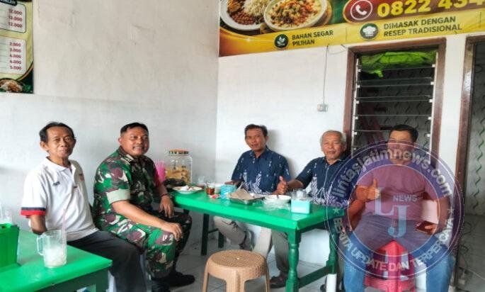 Gelar Komsos Door to Door, Cara Ampuh Babinsa Gandekan Jaga Kamtibmas dan Serap Aspirasi Warga