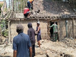 Semangat Gotong Royong, Babinsa Karangjati Bersama Warga Kerja Bakti Bongkar Rumah Pak Sujito