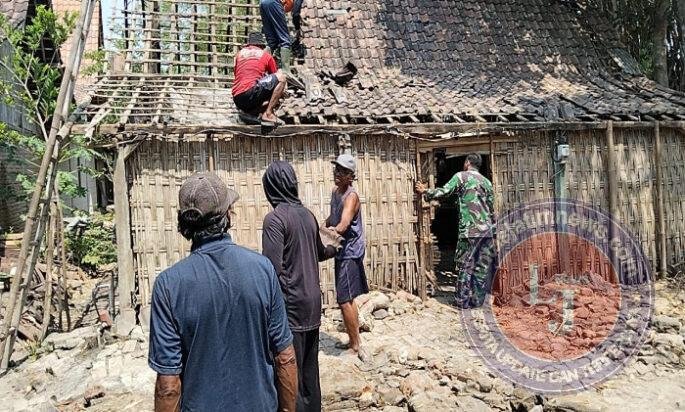 Semangat Gotong Royong, Babinsa Karangjati Bersama Warga Kerja Bakti Bongkar Rumah Pak Sujito