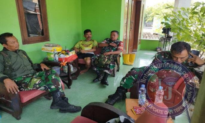 Wujud Kepedulian Dan Penuh Kekeluargaan, Koramil 04/Jebres Besuk Anggota Yang Sakit
