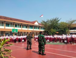 Tanamkan Disiplin Sejak Dini, Babinsa Gilingan Latih PBB dan Bentuk Karakter Siswa SD