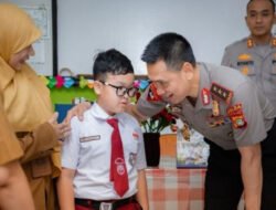 Sambangi SDN Gunung 01, Kapolda Metro Jaya Ajak Siswa Biasakan Tertib dan Saling Peduli