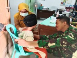 Lindungi Generasi Sehat Sejak Dini, Babinsa Dolopo Dampingi Pelaksanaan Imunisasi Anak