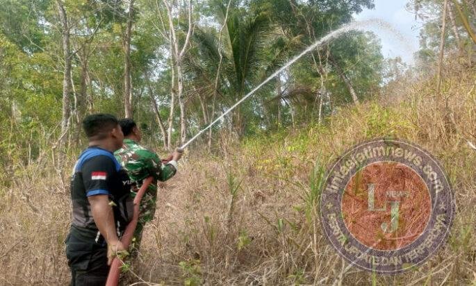 Aksi Sigap Babinsa Koramil Punung Bantu Padamkan Kebakaran Lahan di Dusun Bojo