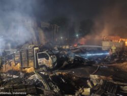 Gudang Serbuk Kayu di Kebomas Gresik, Dilahap Jago Merah