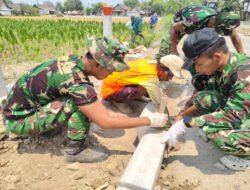 Dengan Teliti, Satgas TMMD ke-130 Kodim Ngawi Bersama Warga Pasang Begesting Jalan